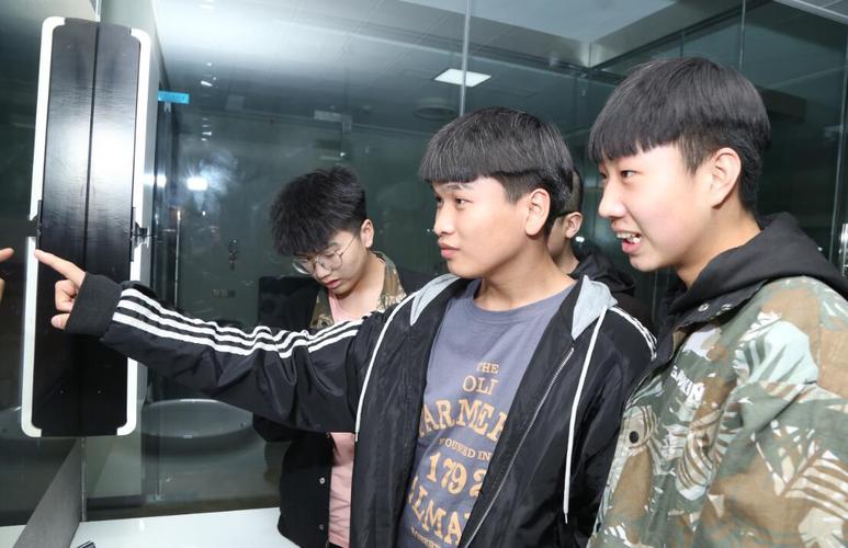 新华学子走进嘉郎科技，与智能科技零距离接触
